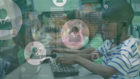 animación del procesamiento de datos en diversos escolares que utilizan computadoras