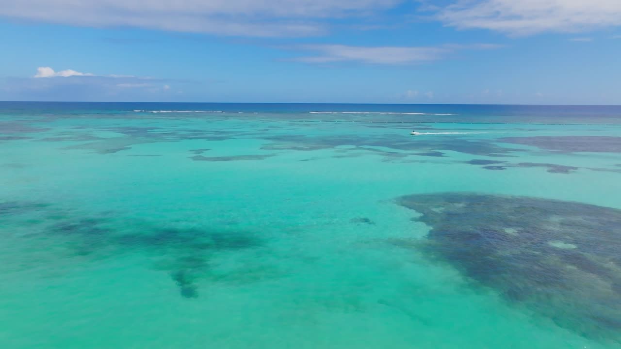 antena sobre idílicas aguas poco profundas y arrecifes del océano caribeño, crucero en barco por el pasado