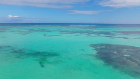 Antena-Sobre-Idílicas-Aguas-Poco-Profundas-Y-Arrecifes-Del-Océano-Caribeño,-Crucero-En-Barco-Por-El-Pasado