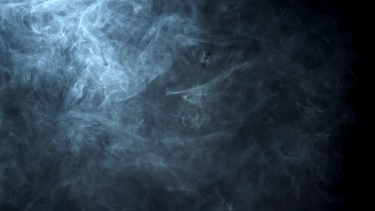 Fumo e nebbia realistici che turbinano su uno sfondo scuro illuminato