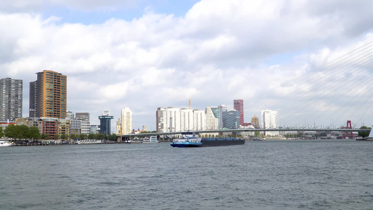 에라스무스 다리와 일부 보트가 있는 로테르담의 스카이라인 전망