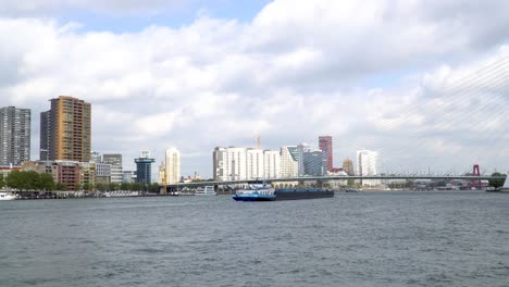Blick-Auf-Die-Skyline-Von-Rotterdam-Mit-Der-Erasmusbrücke-Und-Einigen-Booten