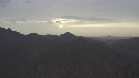 Abenteuer-Vibes,-Sonnenuntergang-Und-Endlose-Berge-In-Sicht