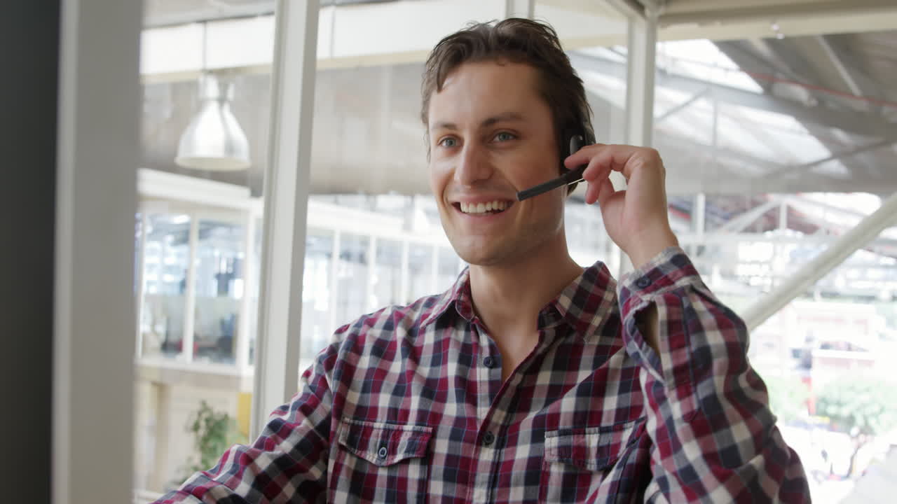 joven que trabaja en una oficina creativa