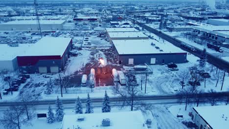 vista de avión no tripulado de las llamas de propano en la zona industrial de calgary