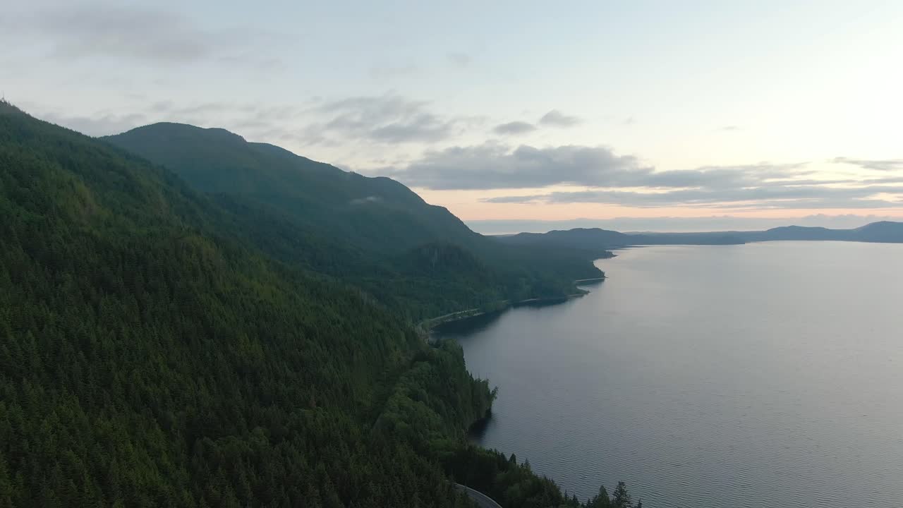 Danau dengan gunung dan pohon-pohon hijau