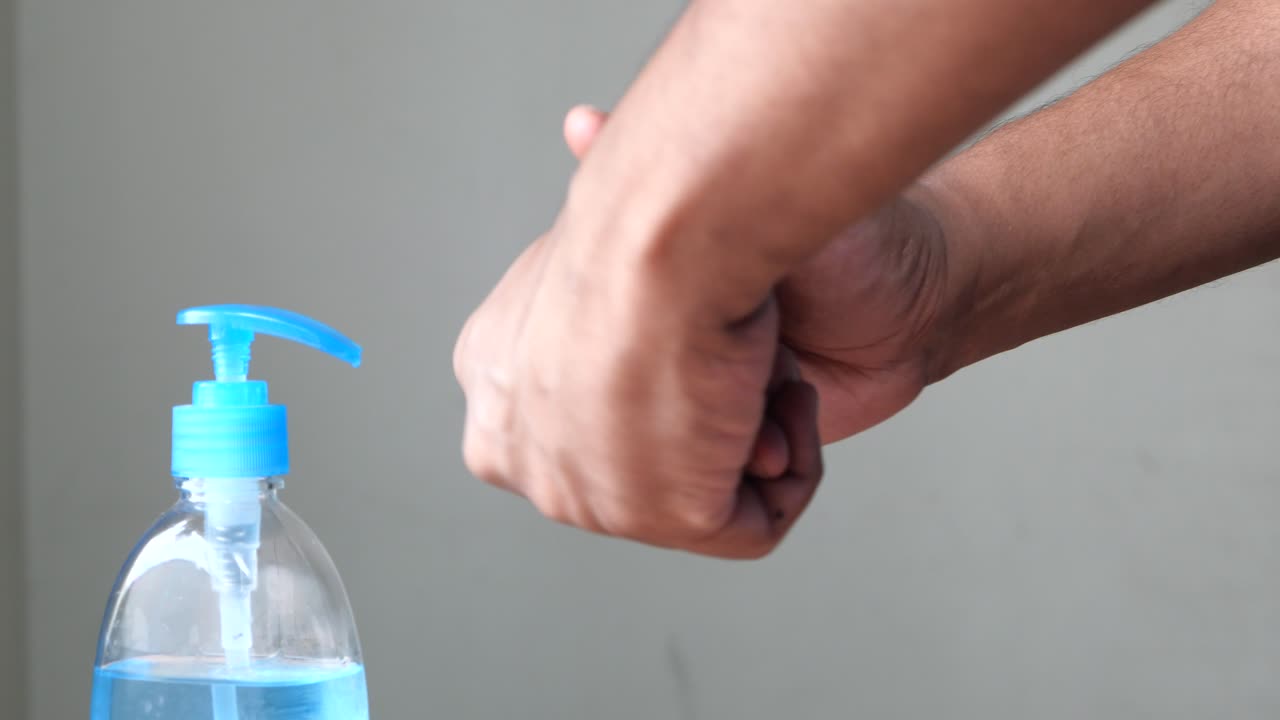 손 소독제로 손을 는 것