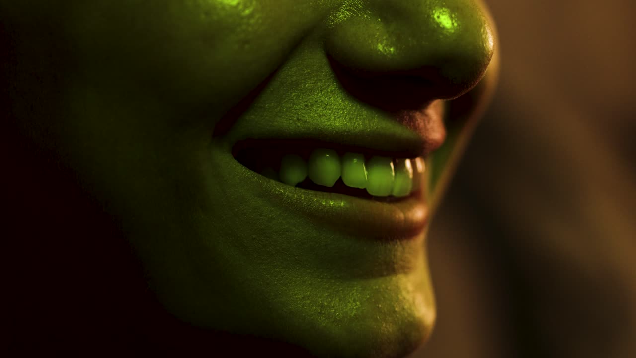 женщина улыбается, реагируя на экран.