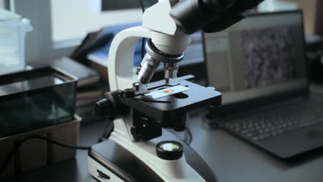 microscopio en un entorno de laboratorio