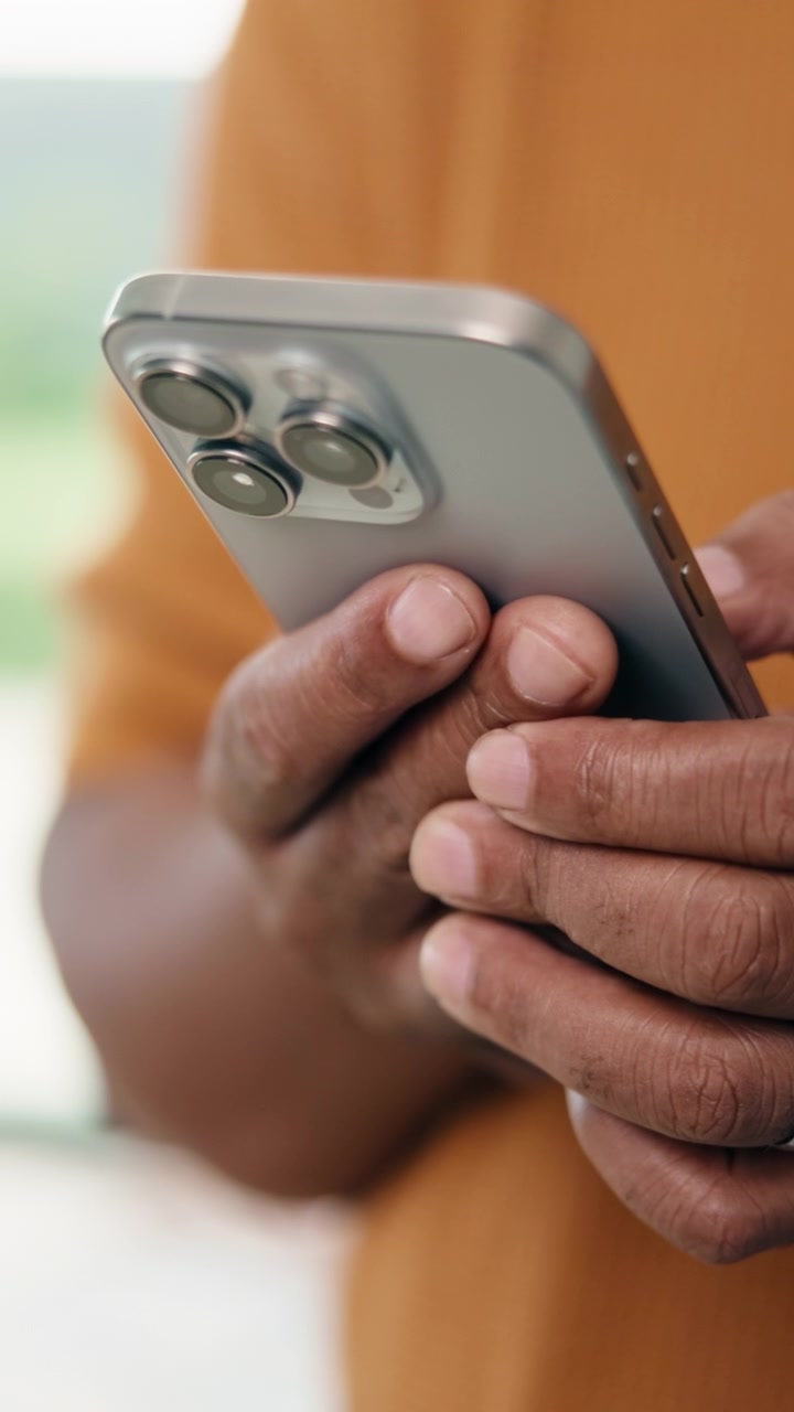 Primo piano di una persona che usa lo smartphone