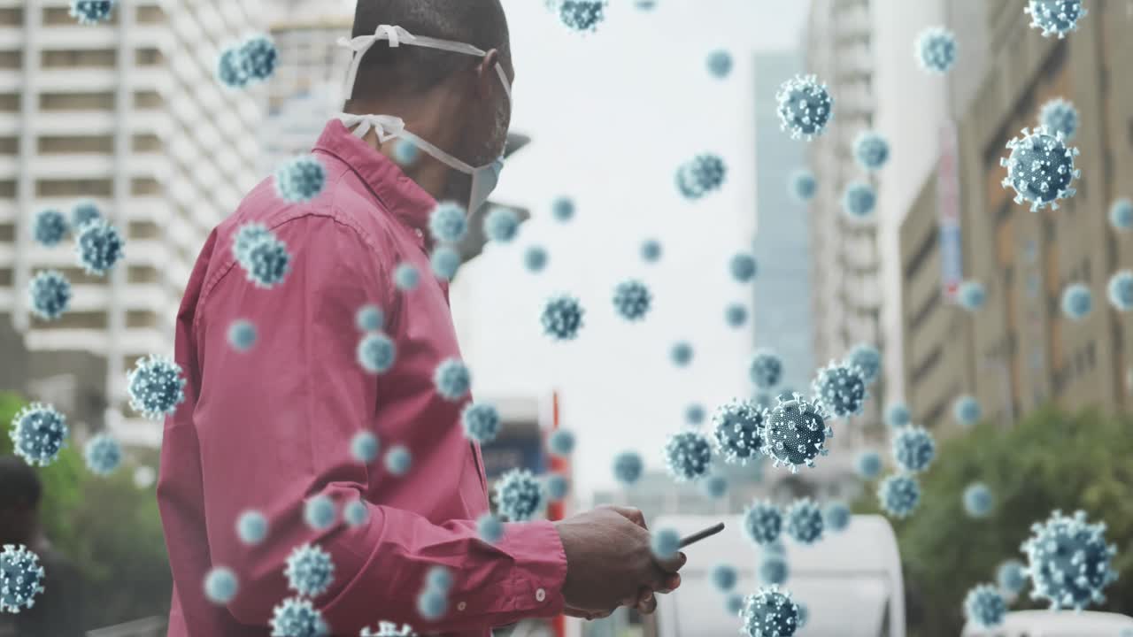 múltiples células de covid 19 flotando contra el hombre que usa una máscara facial usando un teléfono inteligente en la calle