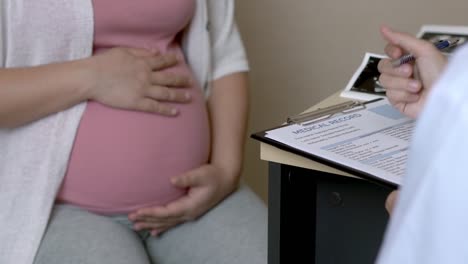 Mujer-Embarazada-Y-Médico-Ginecólogo-En-El-Hospital