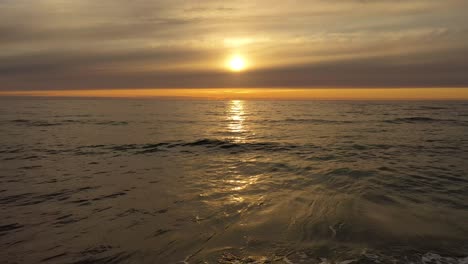 vista aérea de una hermosa puesta de sol sobre el mar. playa del archipiélago de lofoten, noruega.