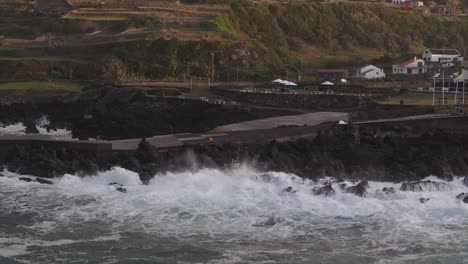 Grandes-Olas-Rompiendo-En-La-Costa-Rocosa-De-La-Isla-De-Azores-Durante-La-Puesta-De-Sol