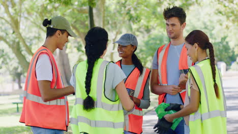 voluntarios de servicio comunitario preparándose para limpiar