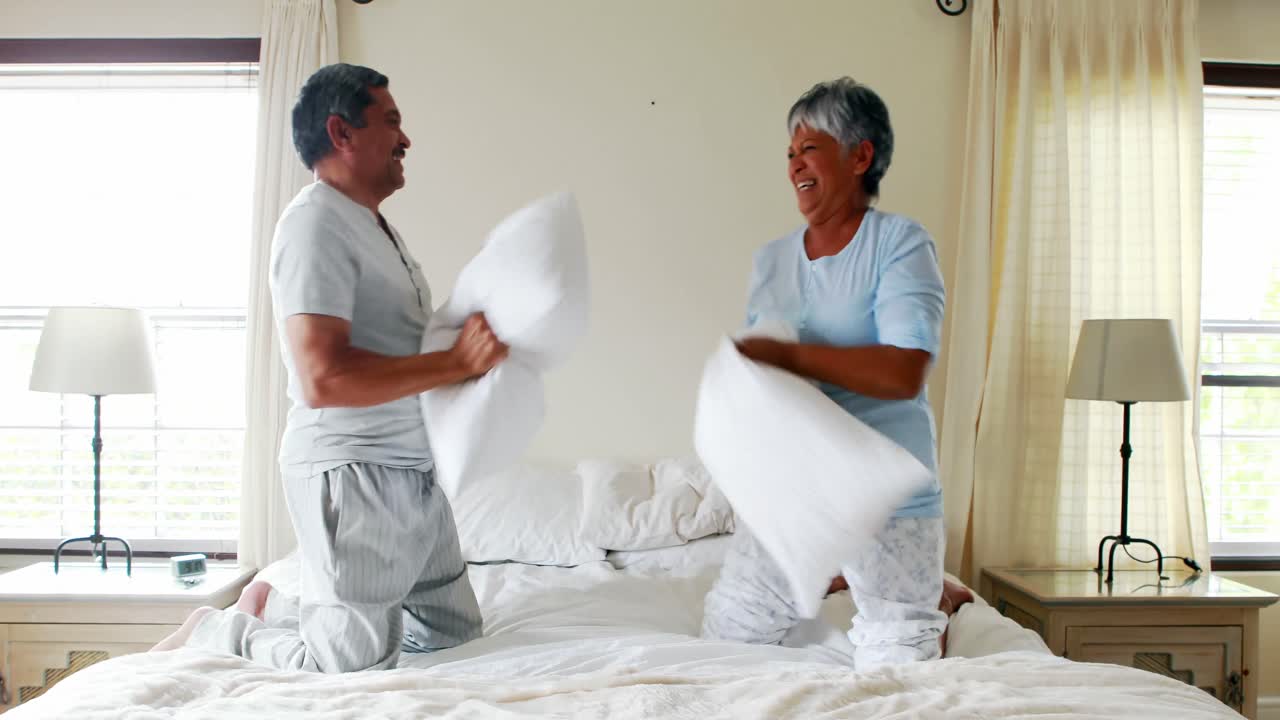 4k 침대에서 베개 싸움을 하는 고등 부부