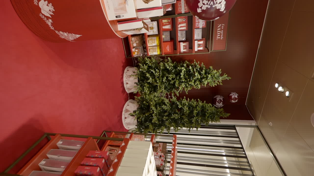 video vertical de la tienda del centro comercial decorada con adornos navideños, piso rojo