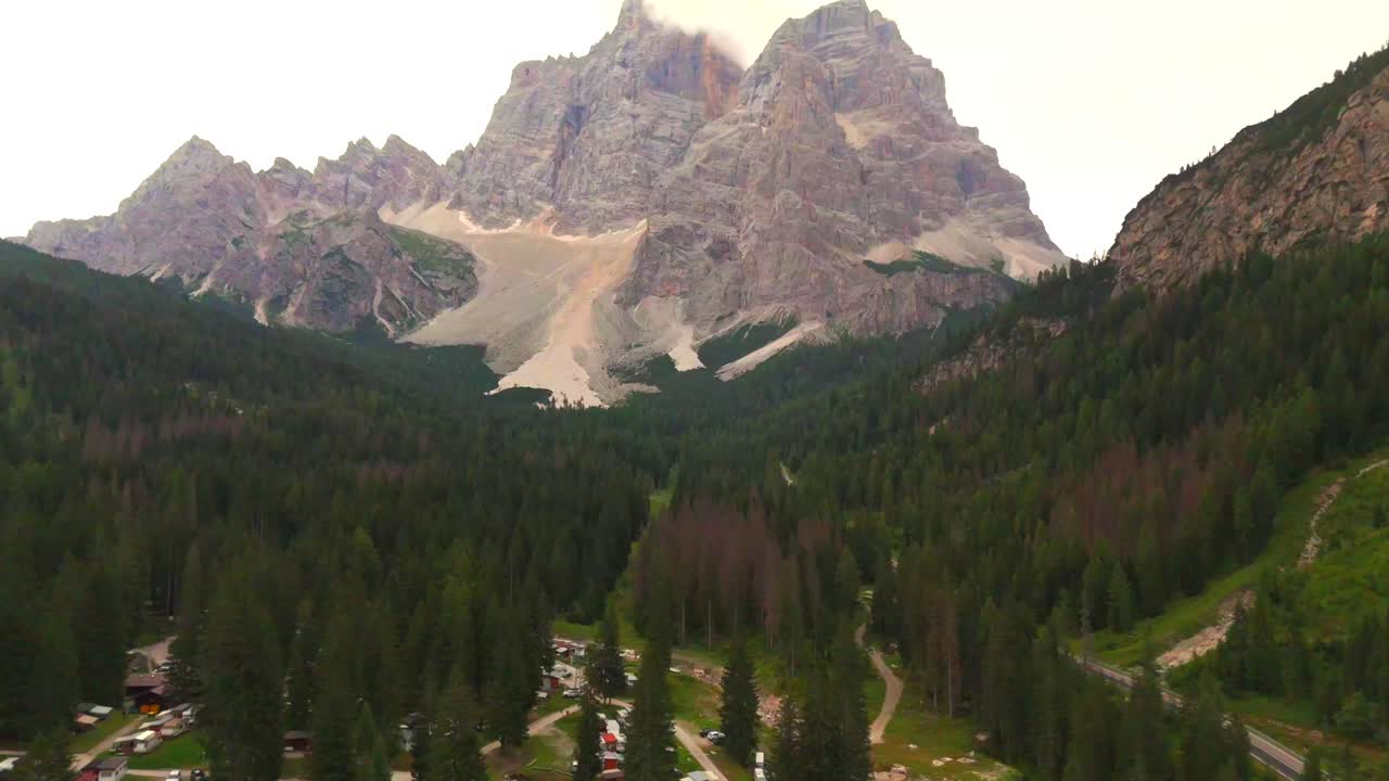 el dron se desliza sobre fusine, ofreciendo una vista panorámica de sus tranquilos prados y terreno montañoso accidentado, creando una escena de perfecta tranquilidad