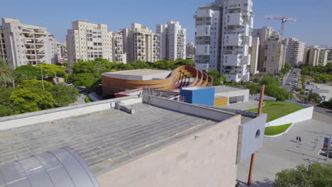 Museo-De-Diseño-Holon,-Impresionante-Estructura-Arquitectónica-Revelada