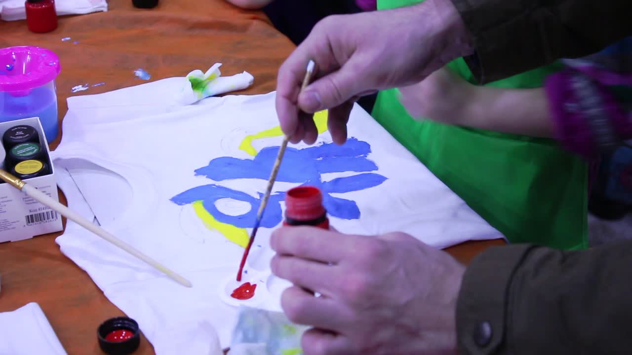 niños pintando camisetas