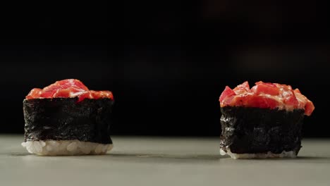 primer plano de deliciosos rollos de sushi con palillos