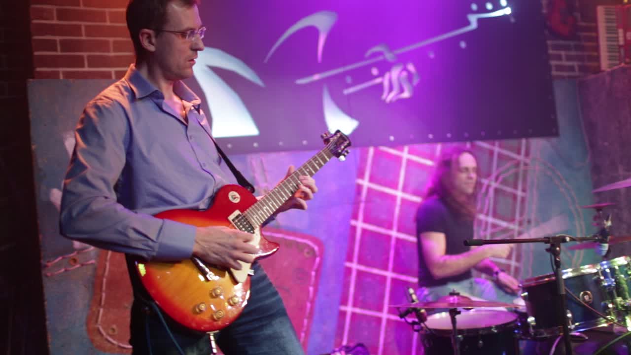 밴드가 무대에서 공연합니다.