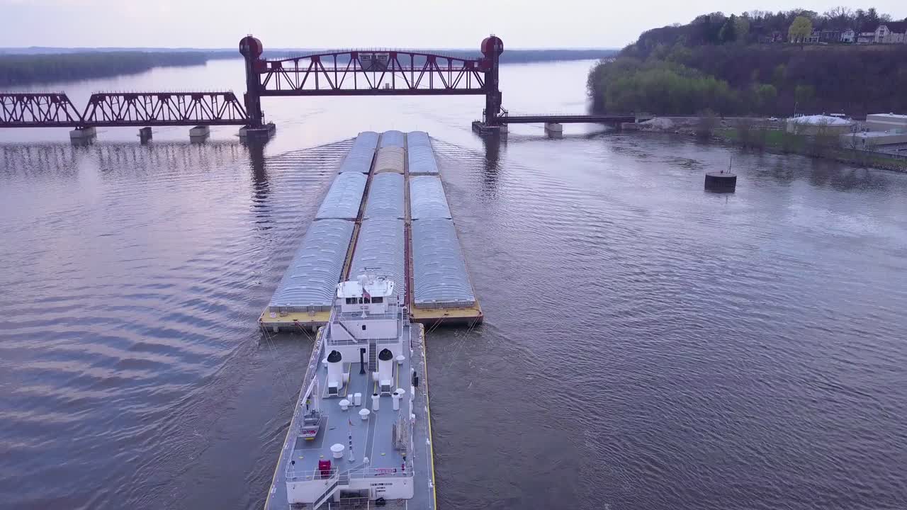 미시시피 강에서 대형 강철 도개교를 향해 이동하는 바지선의 아름다운 공중 1