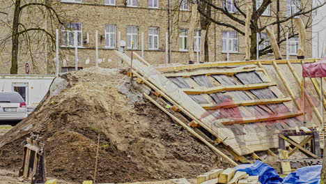 Zeitraffer-Von-Bauholzarbeitern,-Die-Auf-Einer-Baustelle-Arbeiten