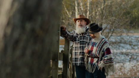 Gente-Del-Campo-Hablando-Al-Aire-Libre