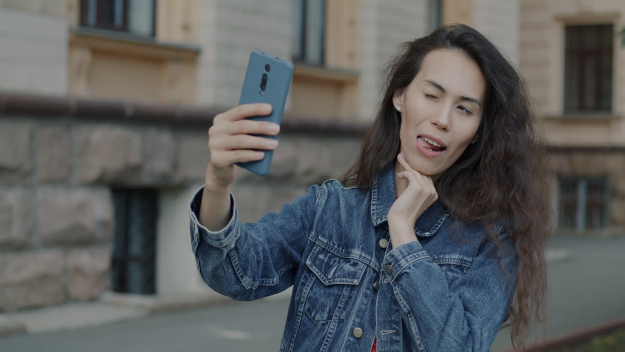 mujer tomando una selfie en la ciudad