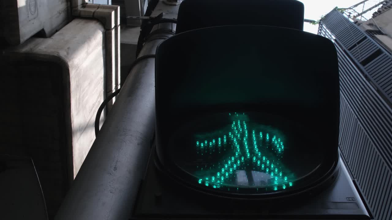 alejándose de una señal de tráfico que indica un paso con una luz verde en las calles de bangkok, tailandia