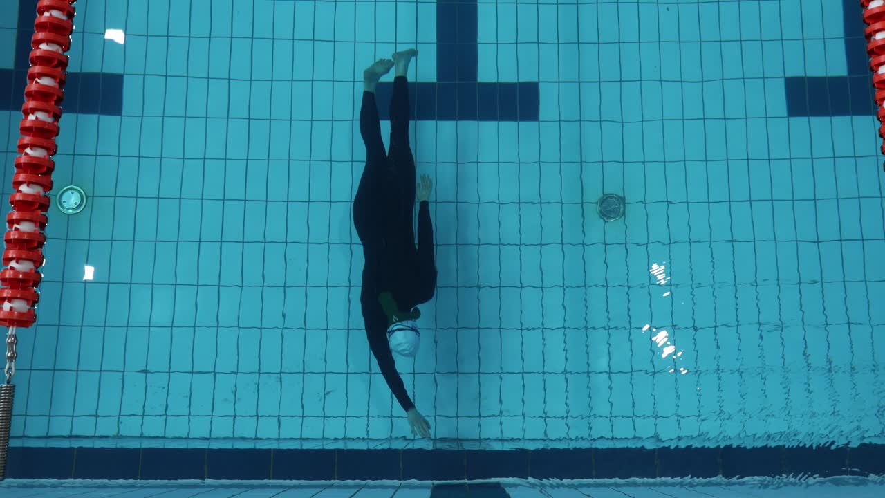 Indoor pool frediving competitor without fin