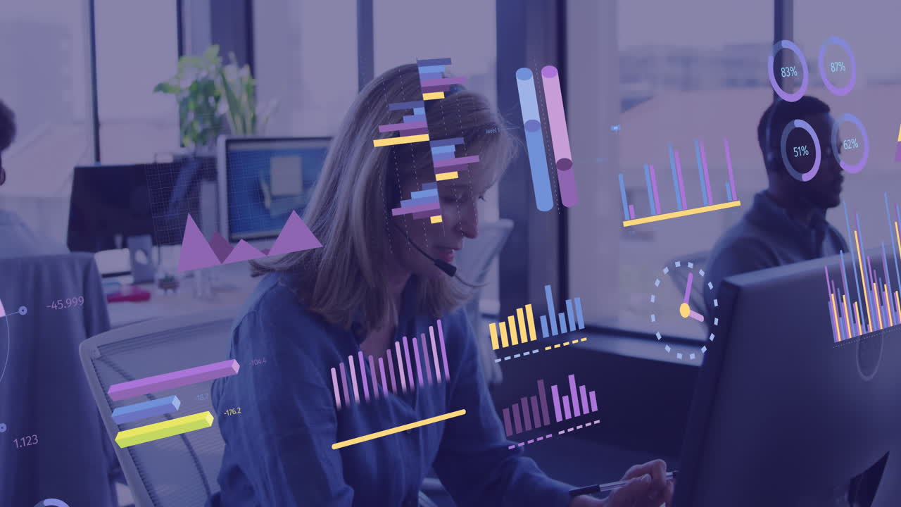animación del procesamiento de datos financieros sobre diversas personas de negocios