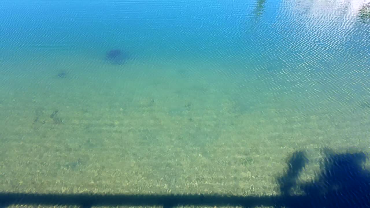 편안한 물은 화창한 날에 천천히 파도