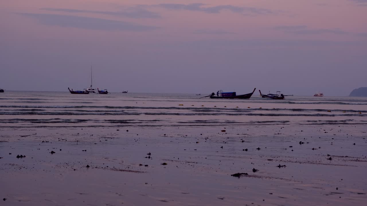 보트가 있는 태국 해변의 오염된 공기