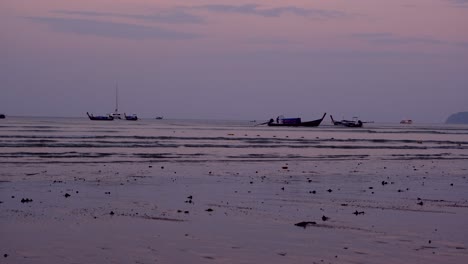 Verschmutzte-Luft-Am-Strand-In-Thailand-Mit-Booten