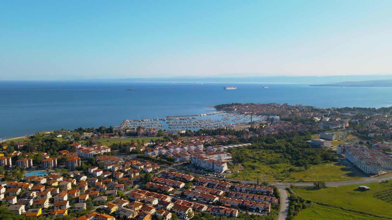 에어리얼 드론 4k 드론 영상이 슬로베니아의 매력적인 해안 마을인 이졸라를 포착합니다.