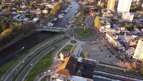 Tráfico-Urbano-En-La-Ciudad-De-Tigre-A-Lo-Largo-Del-Río,-Buenos-Aires-En-Argentina