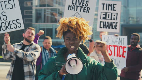 Demonstranten-Mit-Plakaten-Und-Megafon-Zum-Thema-„Black-Lives-Matter“-Demonstrationsmarsch-Gegen-Rassismus