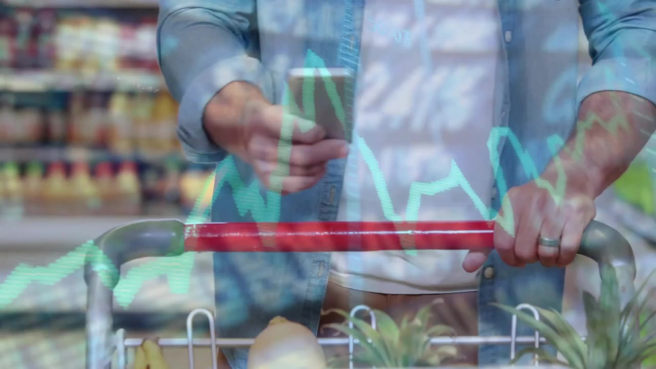 Mann greift Lenker, schiebt Wagen, scrollt auf dem Smartphone und analysiert eine schwebende Marktgrafik.