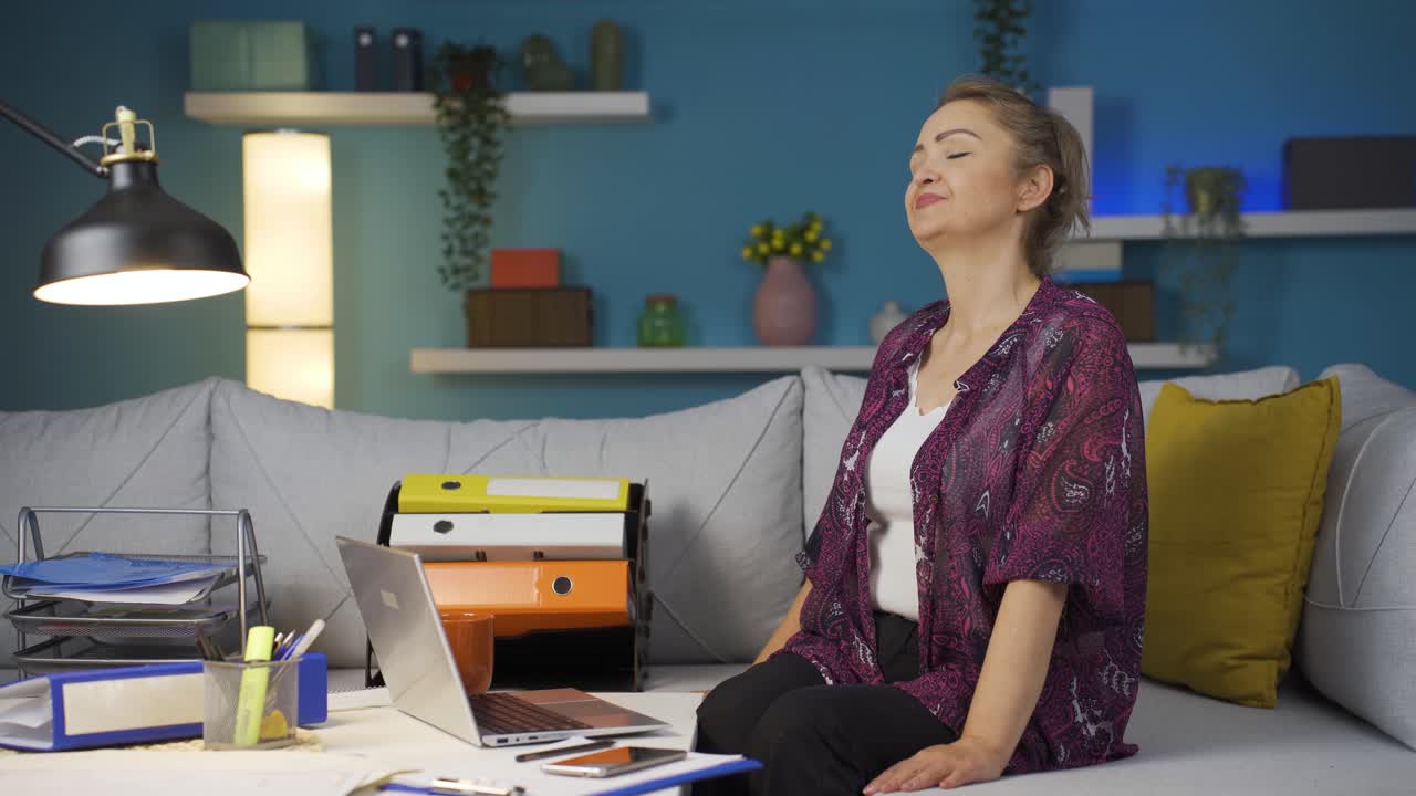 la mujer que trabaja en la oficina completa su trabajo y se relaja.