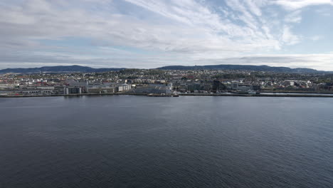 panorama de la ciudad de trondheim vista desde el océano sereno, fiordo de trondheim en el centro de noruega
