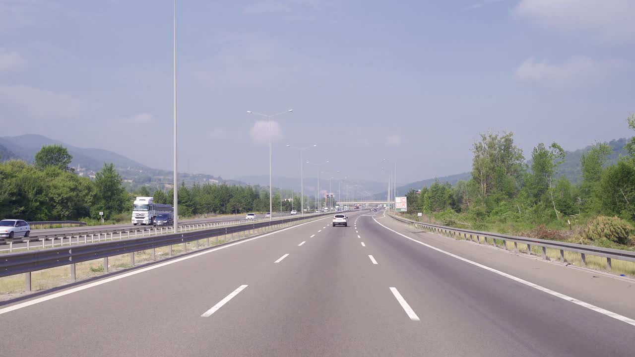 고속도로에서 운전하는 자동차. 고속도로 개요.