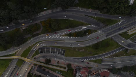 timelapse de arriba hacia abajo toma de drone del tráfico en las carreteras de bogotá, colombia al atardecer