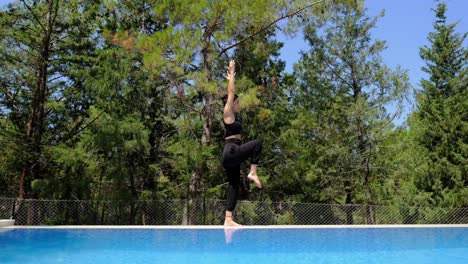 Eine-Frau-Macht-Yoga-Am-Pool