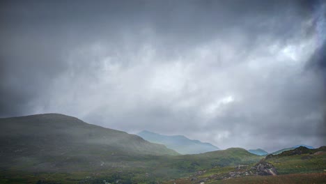 Paisaje-Irlandés-En-Killarney,-Condado-De-Kerry:-Vista-Panorámica-Del-Anillo-De-Kerry:-Clima-Nublado-Y-Cielos-Tormentosos