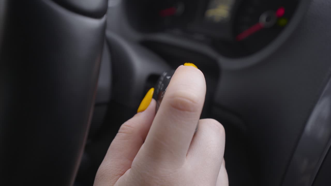 자동차 컨트롤을 조정하는 사람