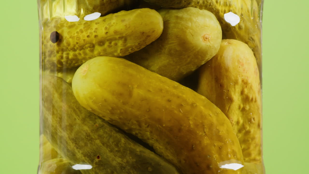 pepinos encurtidos en un frasco