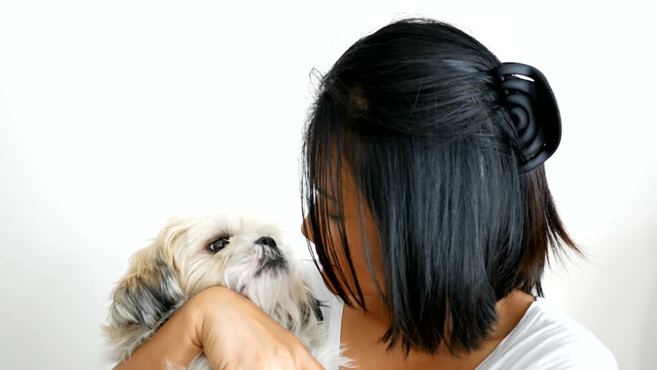 아시아 여자 가 개 와 놀고 있다