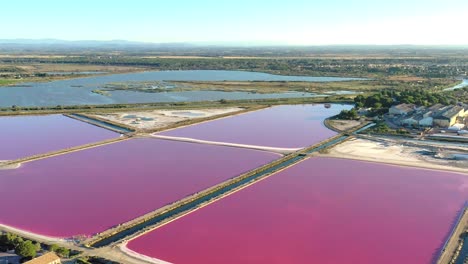 Extracción-De-Sal-Del-Aire-En-Los-Lagos-Violetas-De-Aigues-mortes-Medievales-En-La-Camarga-En-El-Sur-De-Francia-1